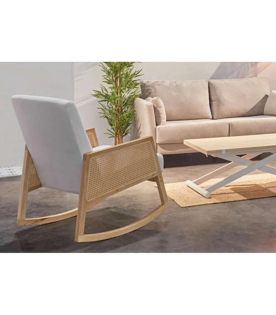 Butaca mecedora Julia microfibra crema / rattan / madera, 65cm(ancho) 98 cm(altura) 82 cm(fondo)