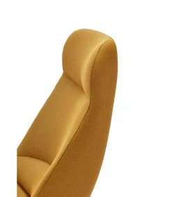 Butaca modelo Dins-Alta tapizada en tela color mostaza, 81cm(ancho) 114/43cm(alto) 83cm (largo)