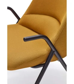 Butaca modelo Dins-Alta tapizada en tela color mostaza, 81cm(ancho) 114/43cm(alto) 83cm (largo)