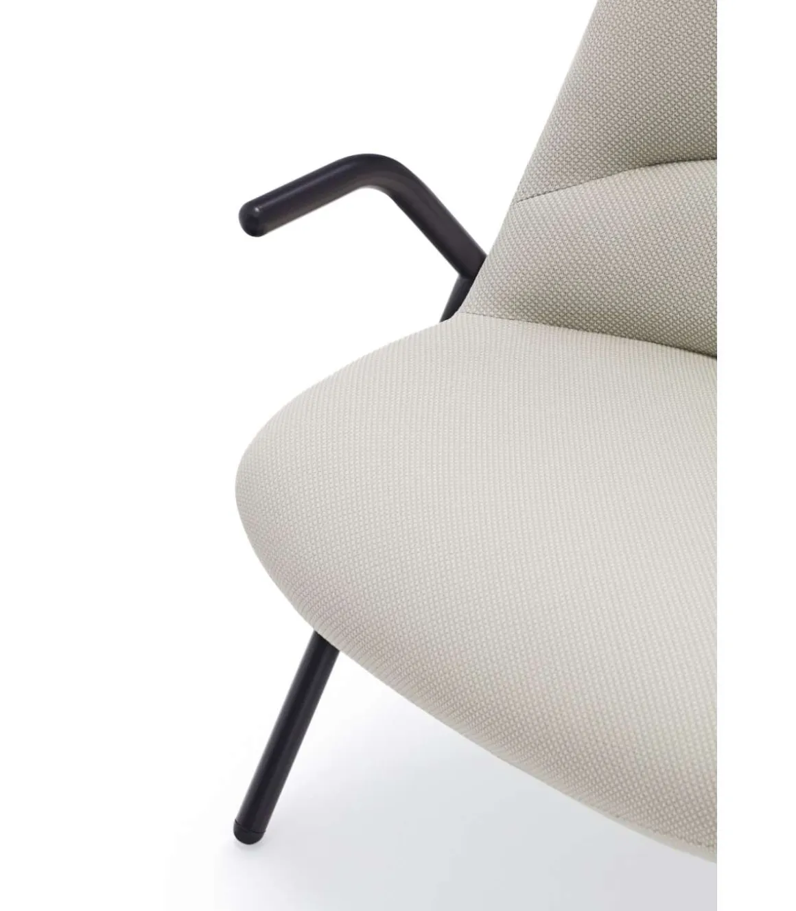 Butaca modelo Dins tapizada en tela color crema, 77cm(ancho) 77cm(alto) 83cm (largo)