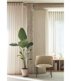 Butaca modelo Mogi tapizada en tela color beige, 65cm(ancho) 74/44cm(alto) 60cm (largo)