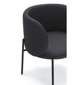 Butaca modelo Mogi tapizada en tela color negro, 65cm(ancho) 74/44cm(alto) 60cm (largo)