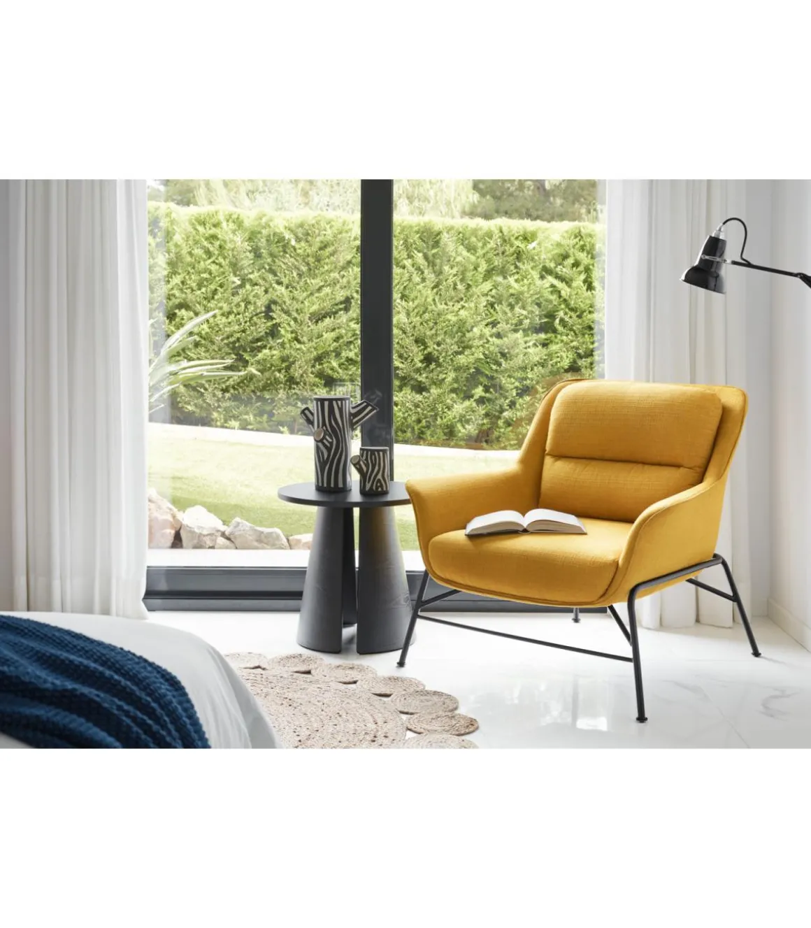 Butaca modelo Sadira acabado mostaza, 84cm(ancho) 87cm(alto) 88cm (largo)