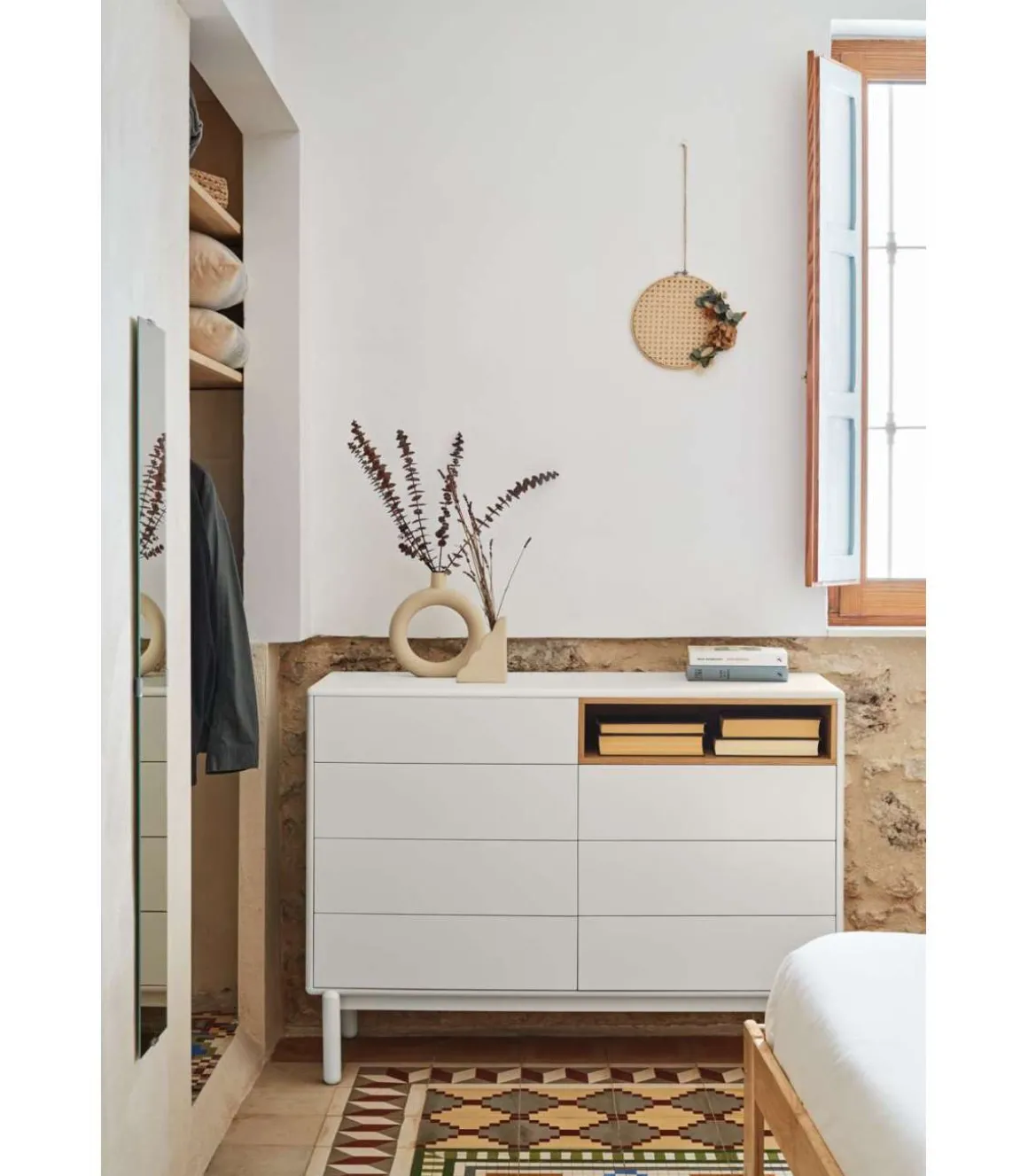 Cómoda para dormitorio modelo Corvo 1 hueco 7 cajones acabado crema, 40cm(ancho) 90cm(alto) 120cm (largo)