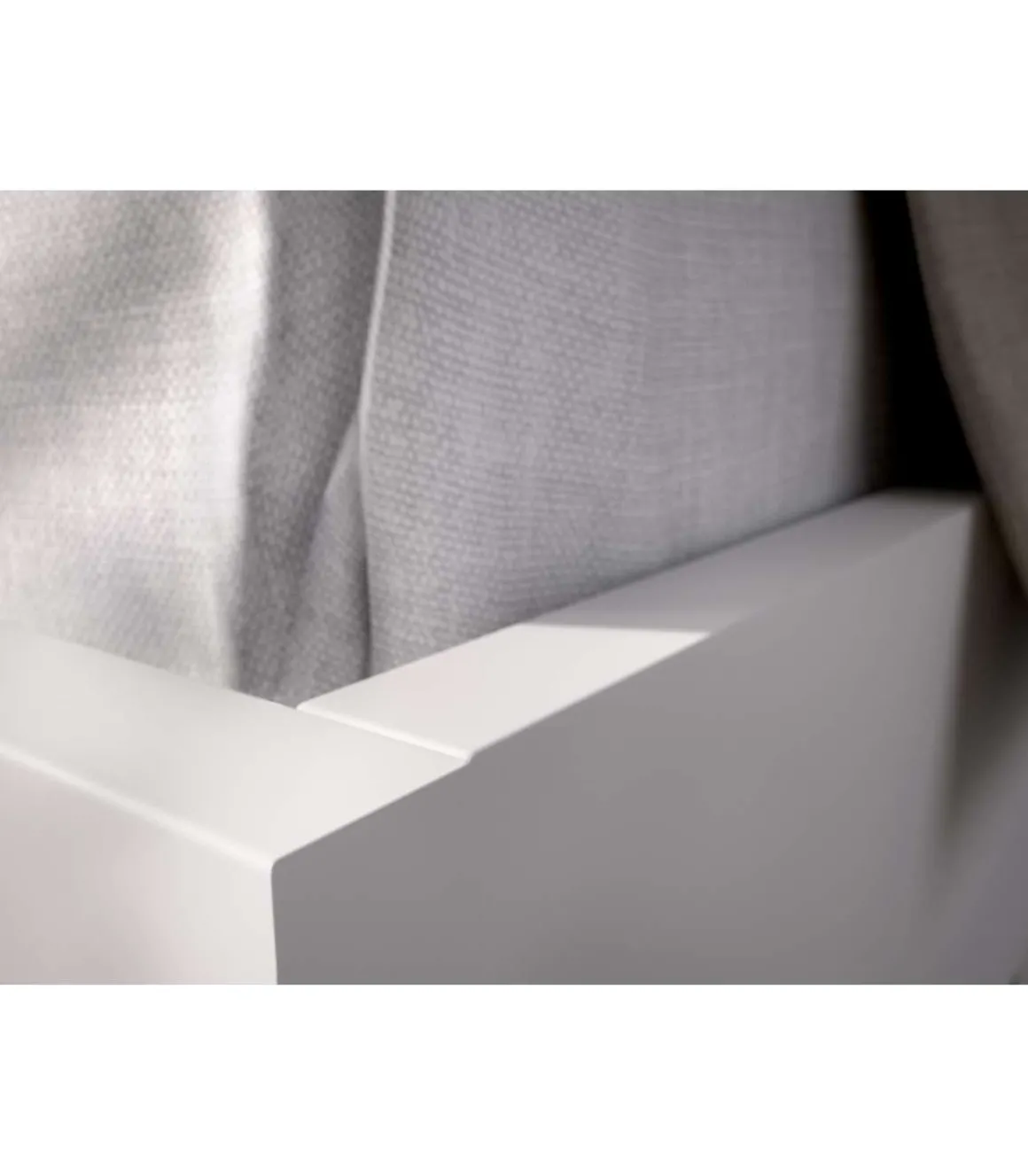 Conjunto cama matrimonio y dos mesitas Rocio acabado blanco.