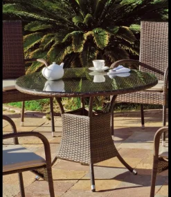 Conjunto jardín mesa y 4 sillones con cojines Bahia en ratán sintético marrón.