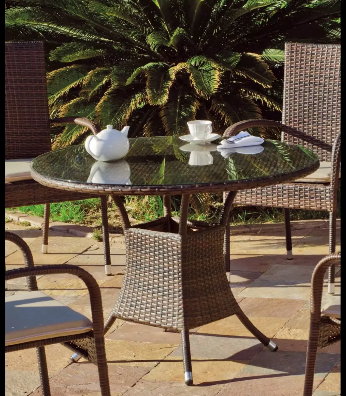 Conjunto jardín mesa y 4 sillones con cojines Bahia en ratán sintético marrón.