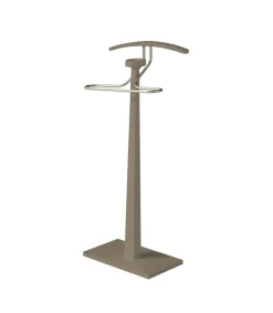 Galan 368 lacado en moka y herraje cromo. 112 cm(alto), 46 cm (ancho), 34 cm(fondo).