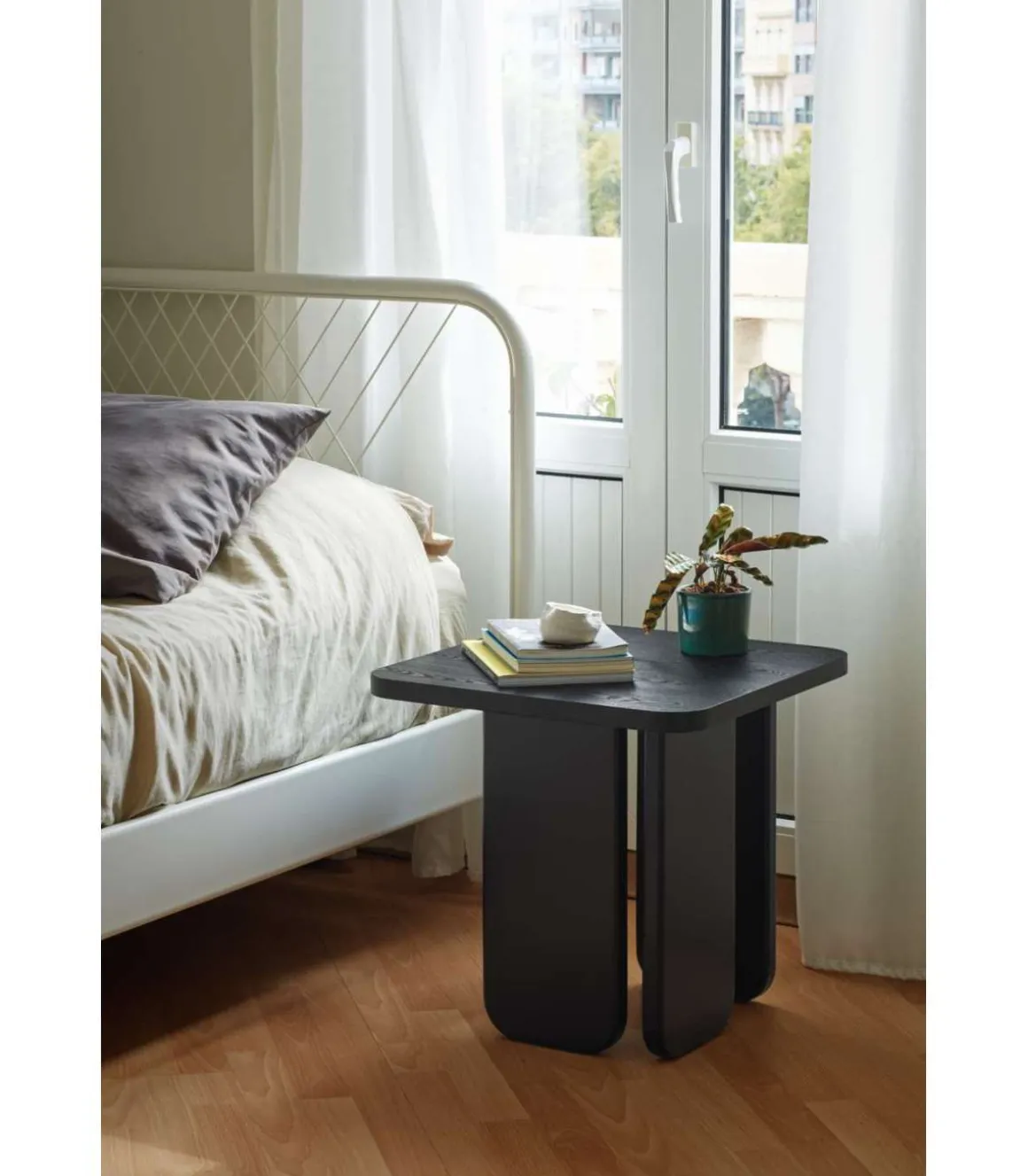 Mesa auxiliar para comedor modelo Arq acabado negro, 48cm(ancho) 48cm(alto) 48cm(largo)