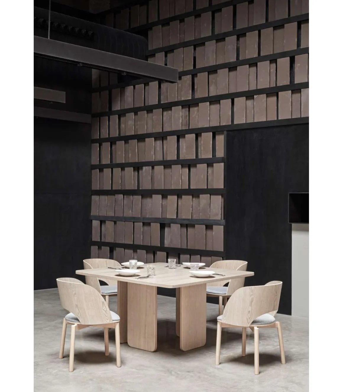 Mesa cuadrada para cocina o comedor modelo Arq acabado roble claro, 137cm(ancho) 75cm(alto) 137cm(largo)