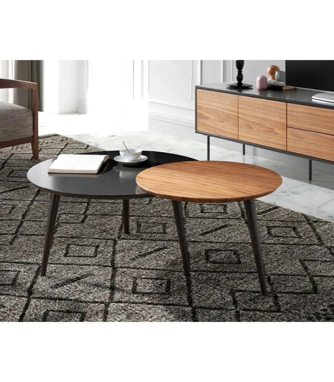 Mesa de centro con dos cuerpos circulares en nogal y gris mate Helena, 80/59.5 x 41/43.5 cm (diámetro x alto)
