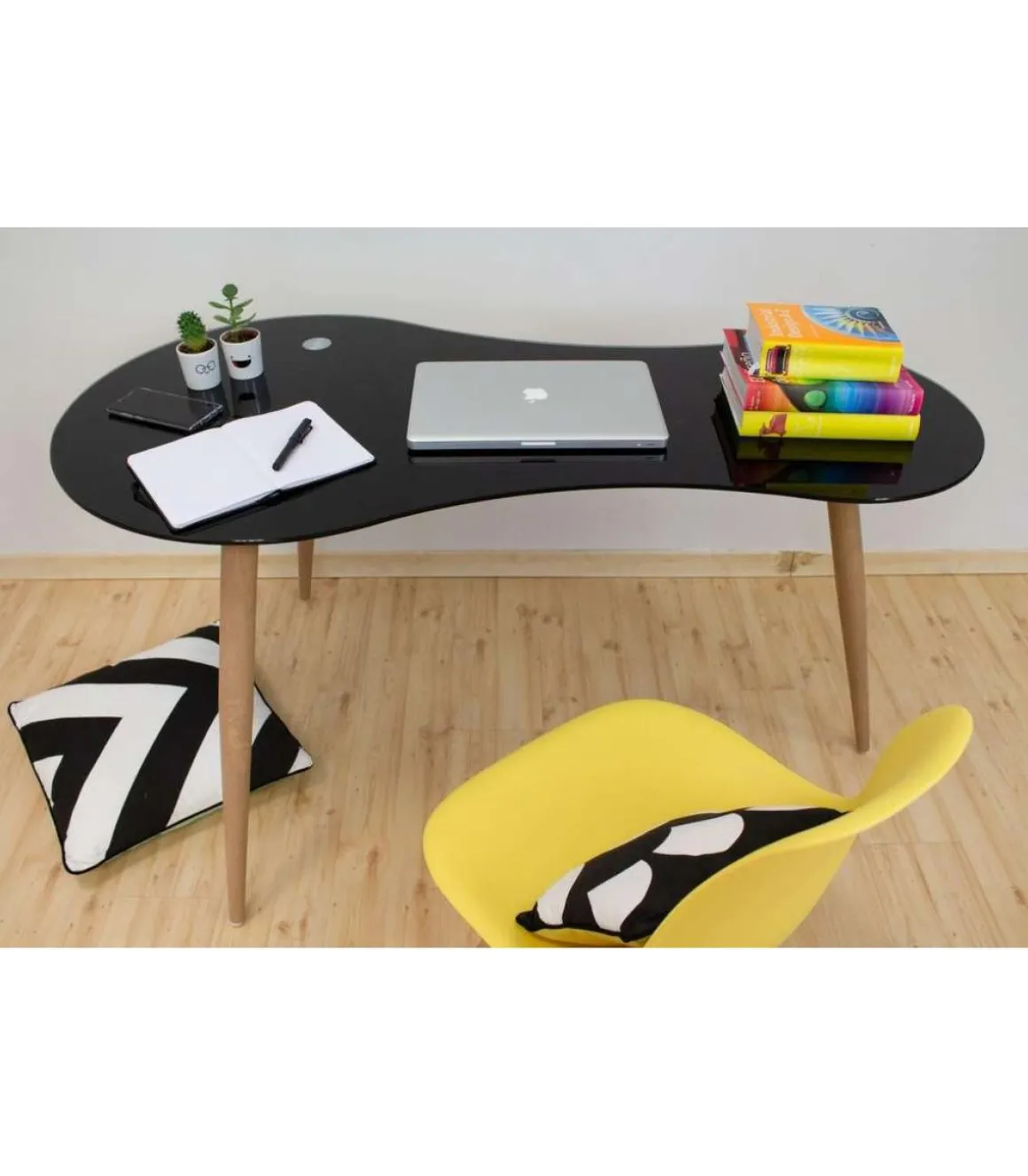 Mesa de estudio acabado cristal negro, 74cm(alto) x 140cm(ancho) x 70cm(fondo).