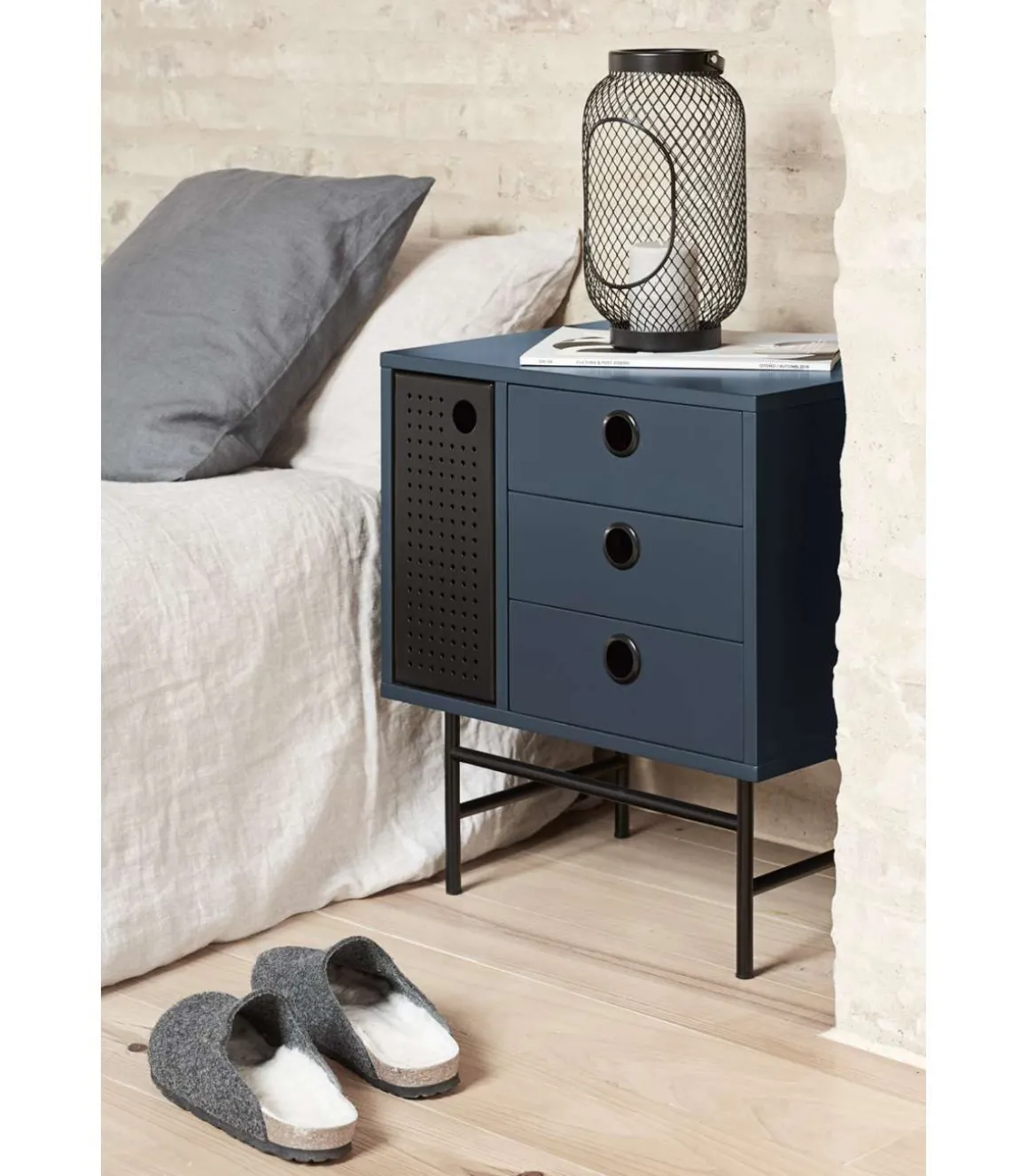 Mesita de noche para dormitorio modelo Punto 1 puerta 3 cajones acabado azul/negro, 35cm(ancho) 55cm(alto) 48cm(largo)