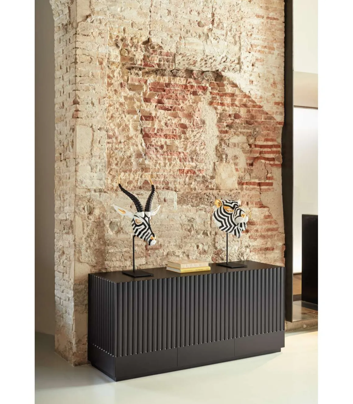 Mueble aparador modelo Doric 3 puertas 3 cajones interiores acabado negro, 46cm(ancho) 70cm(alto) 150cm (largo)