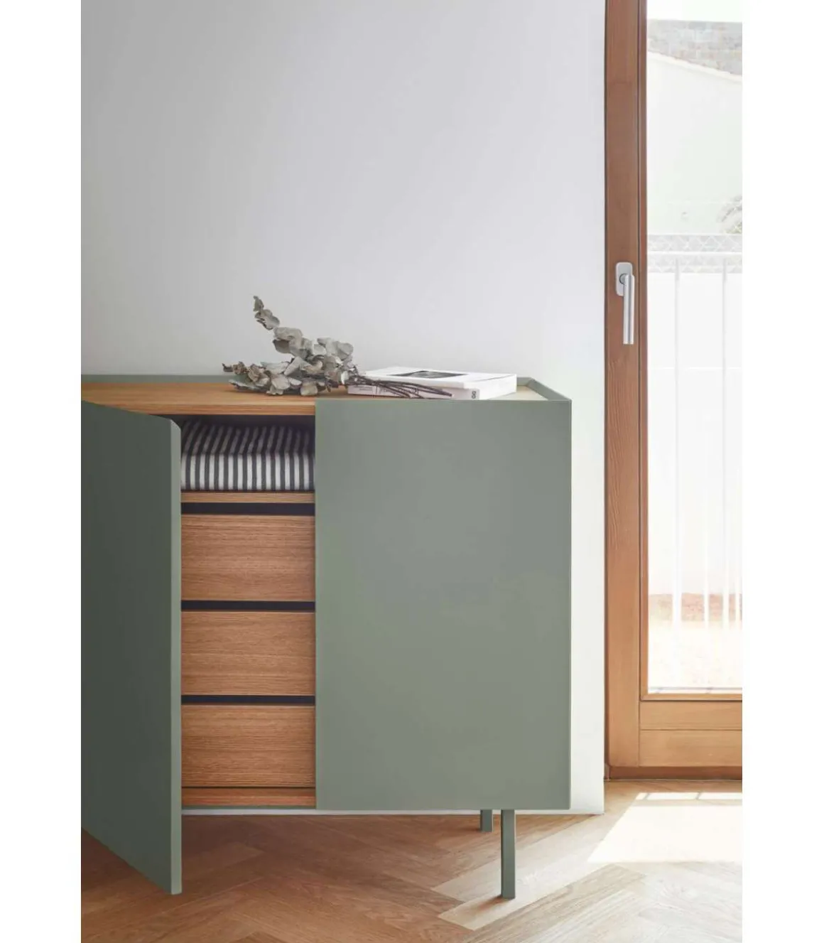 Mueble aparador para comedor modelo Arista 3 puertas acabado verde oliva, 40cm(ancho) 85cm(alto) 110cm (largo)