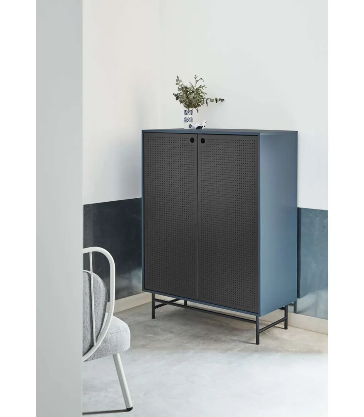 Mueble auxiliar modelo Punto 2 puertas 4 cajones interiores acabado azul/negro, 45cm(ancho) 130cm(alto) 93cm(largo)