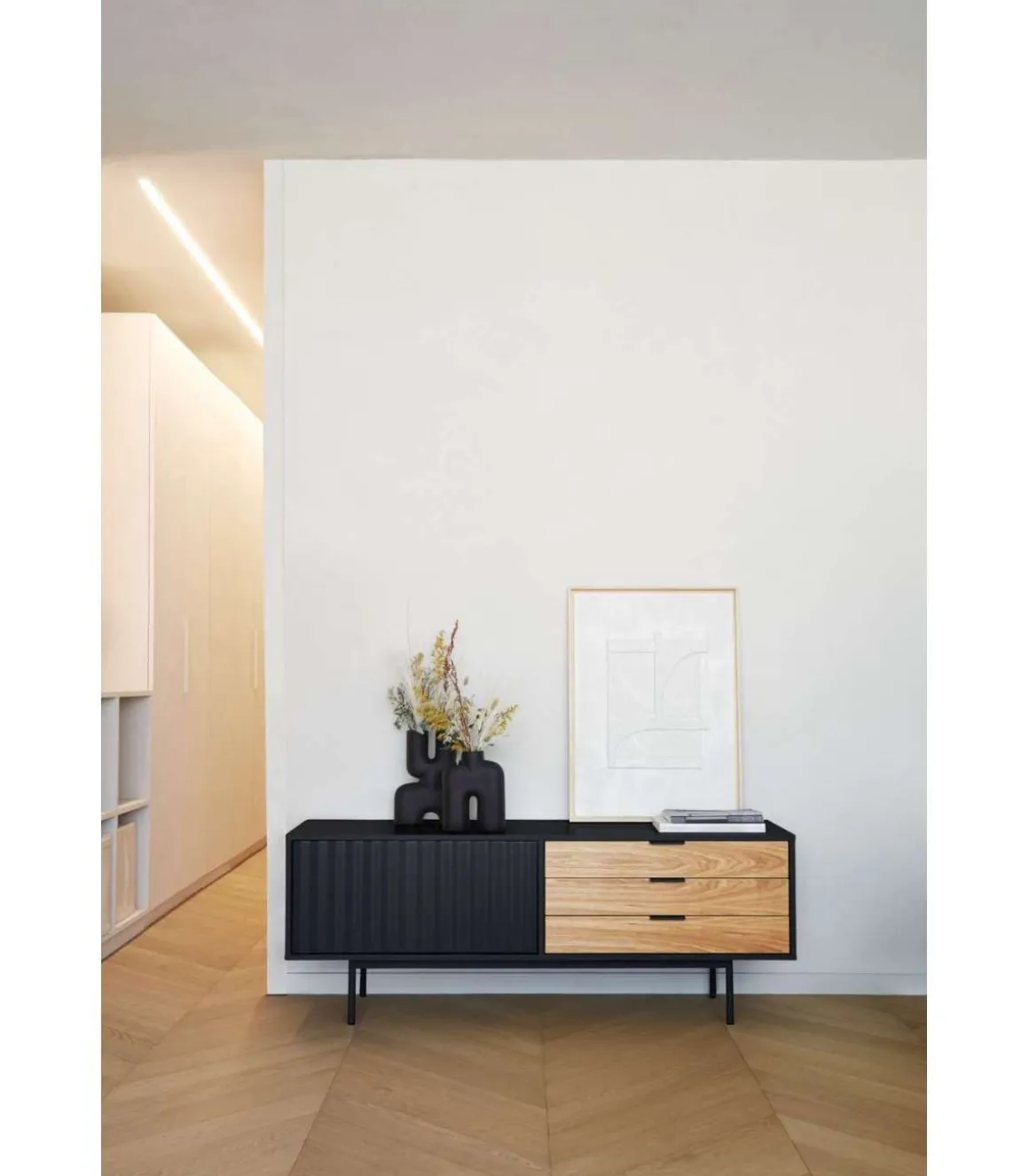 Mueble para televisión modelo Sierra 1 puerta 3 cajones acabado negro/roble, 140cm(ancho) 52cm(alto) 40cm (largo)