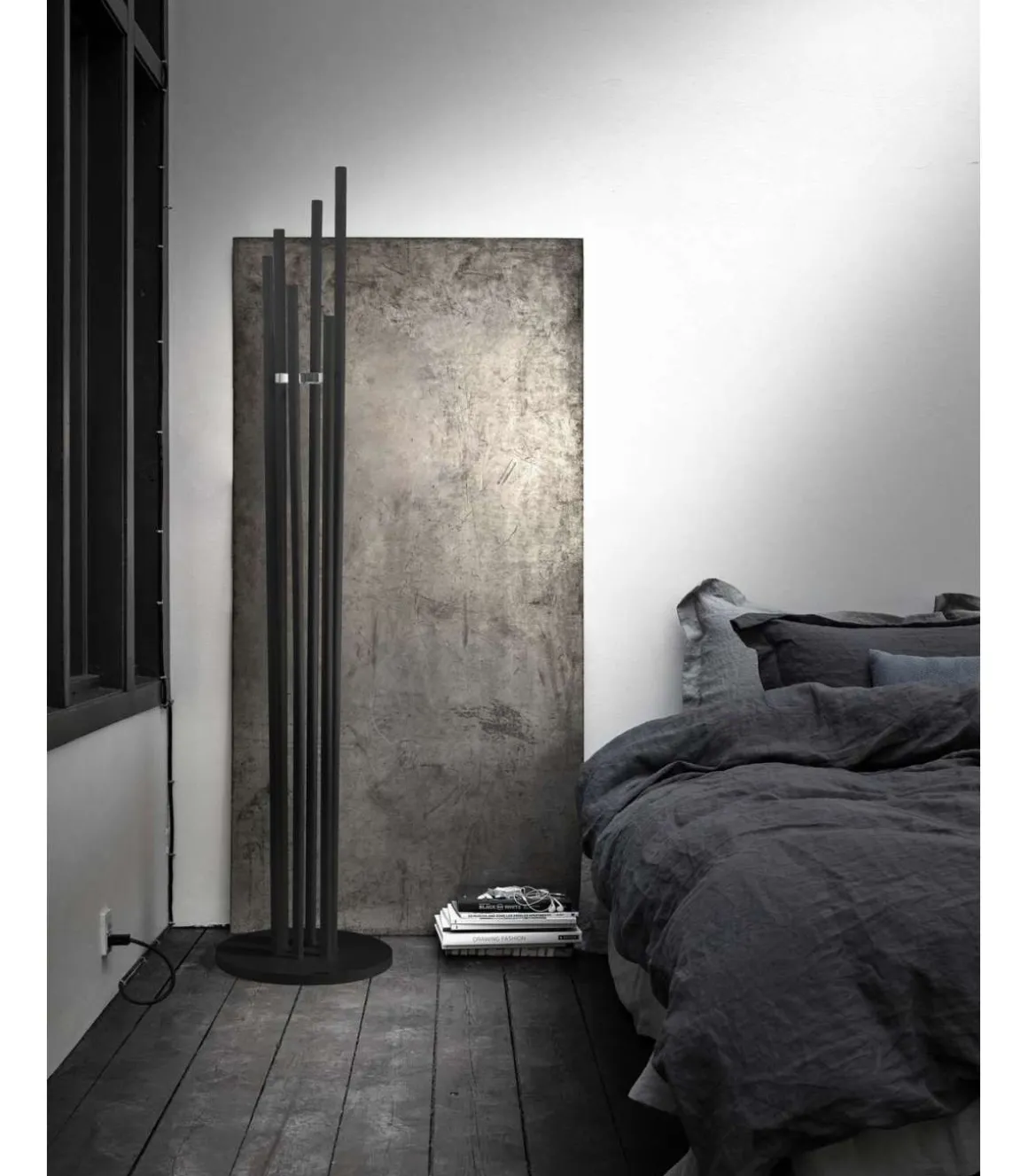 Perchero moderno mod. 471 acabado lacado en negro, 182 cm(alto)34 cm(ancho)34 cm(largo)