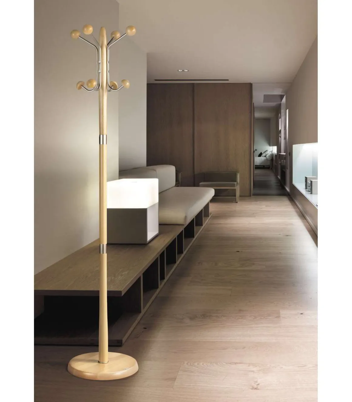 Perchero mod. 420 herrajes en cromo satinado lacado natural, 180 cm(alto)37 cm(ancho)37 cm(largo)