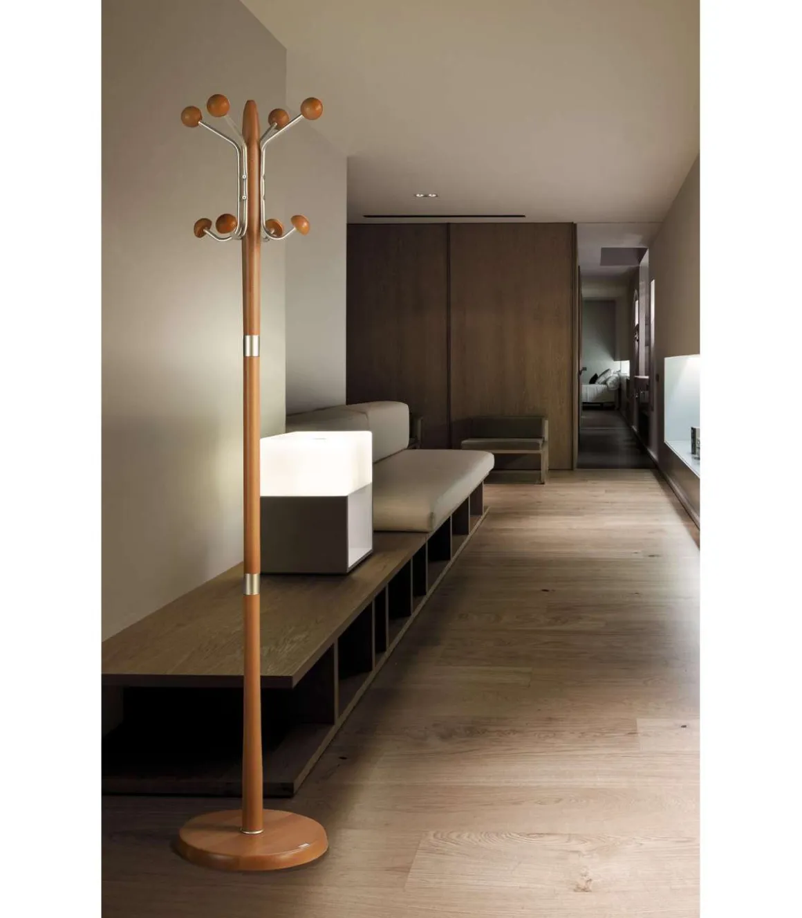Perchero mod. 420 herrajes en cromo satinado lacado cerezo, 180 cm(alto)37 cm(ancho)37 cm(largo)