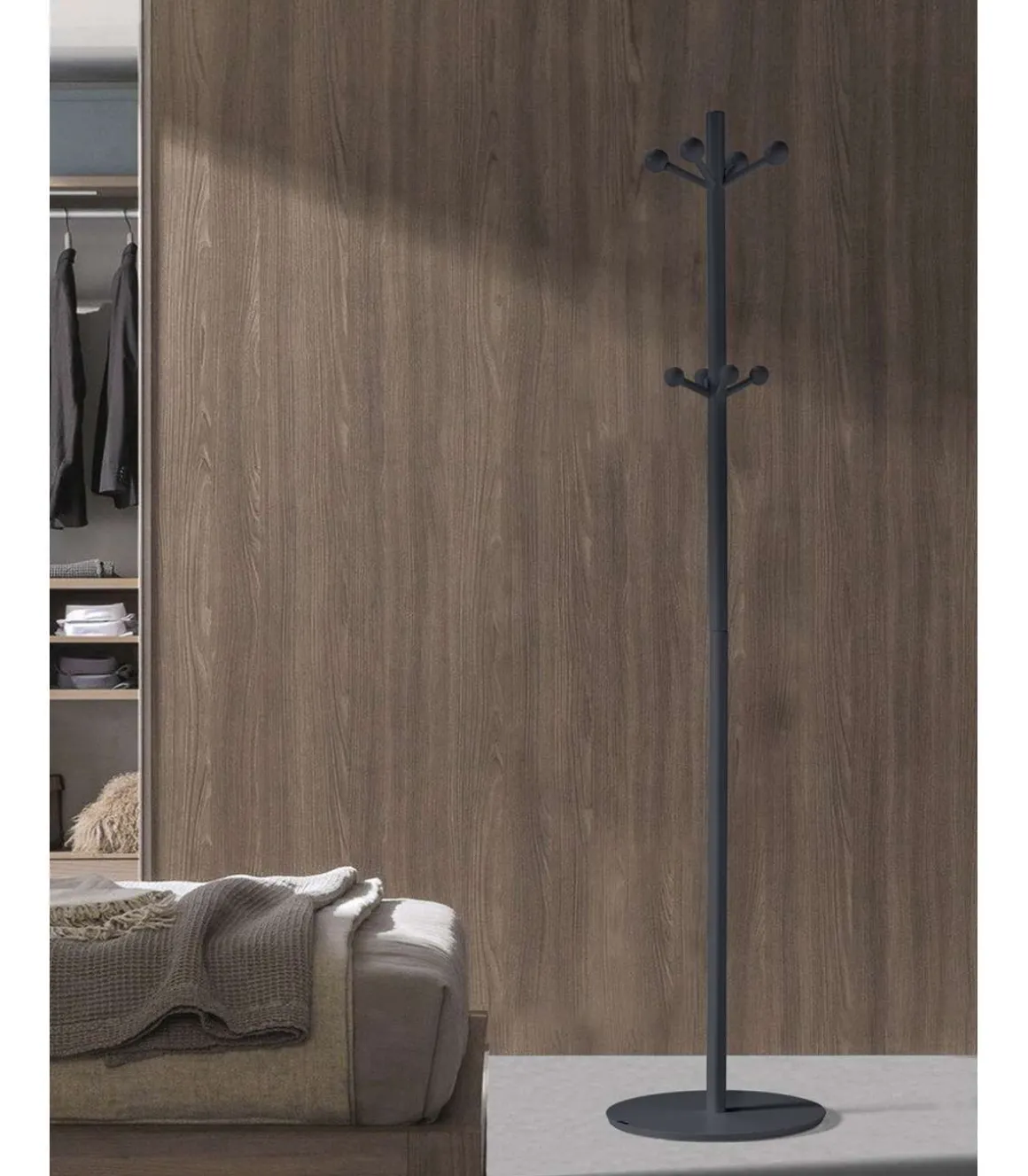 Perchero mod. 402 lacado en color azabache, 180 cm(alto)37 cm(ancho)37 cm(largo)